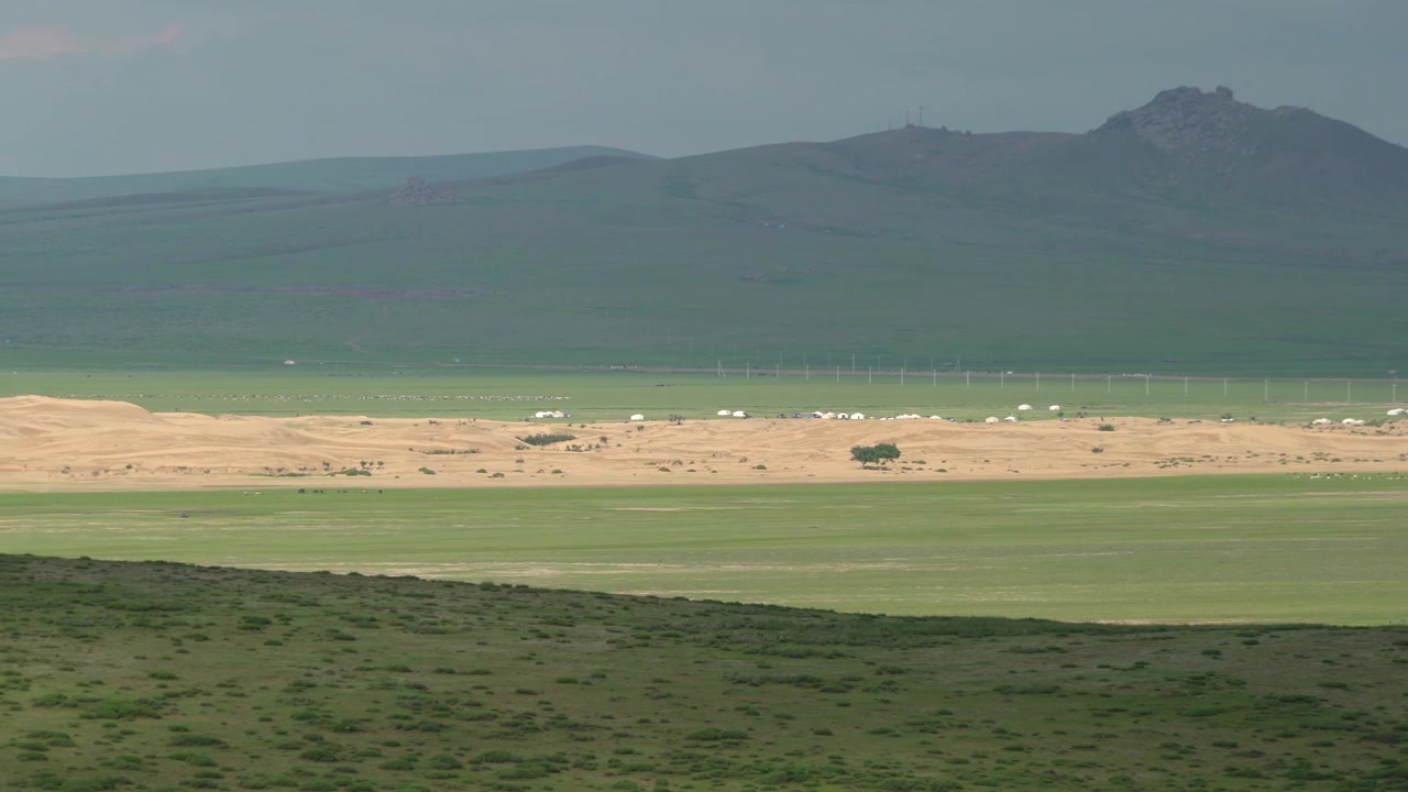 Kum Tepeleri ve Geleneksel Gerler ile Moğol Bozkırı'nın Panoramik Manzarası