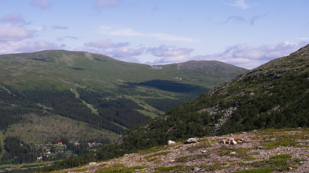 여름에 풍경이 보이는 스칸디나비아 산맥의 아름다운 전망