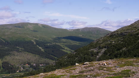 Hermosa-Vista-De-Las-Montañas-Escandinavas-Con-Vistas-Al-Paisaje-En-Verano