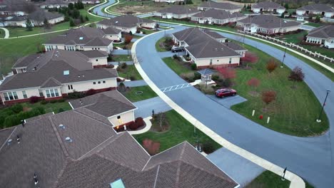 top down aéreo de grandes casas de villa en el costoso vecindario de la ciudad americana. comunidad rica con mansiones similares en pensilvania. estados unidos.