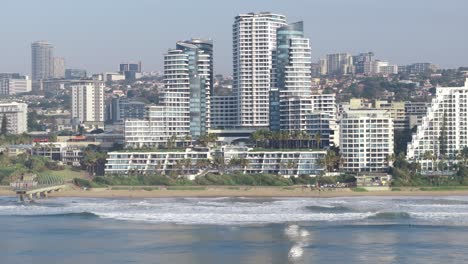 vista costera de umhlanga, durban con edificios modernos con vistas a la playa, cielo despejado