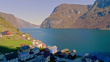 mar en calma en un día soleado en el aurlandsfjord en noruega