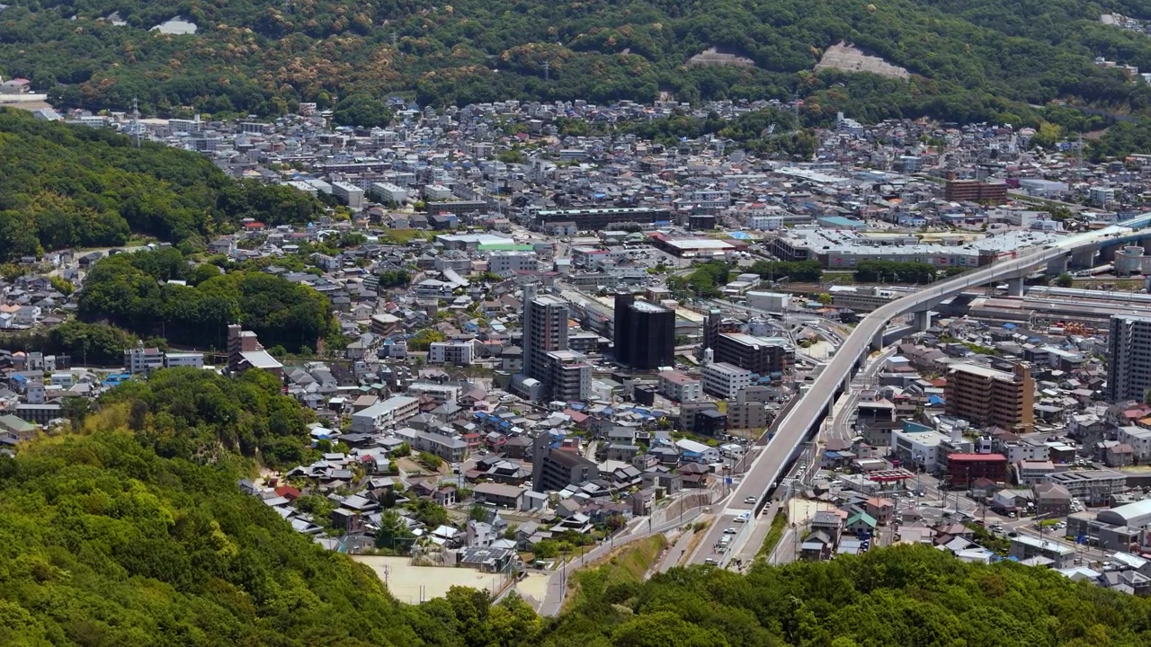 Voar em direção a um bairro tranquilo em Hiroshima, dia de verão