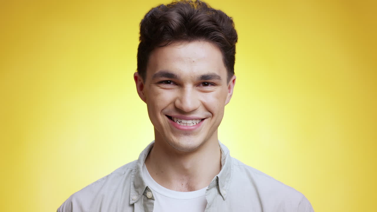 행복한 남자가 미소 짓고