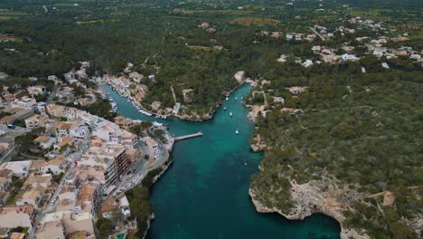 puerto deportivo costero con agua de mar azul turquesa, barcos de vela, barcos y hoteles, isla de palma de mallorca