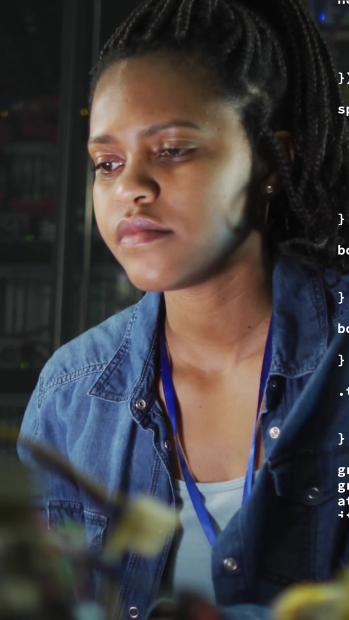 Animazione di elaborazione dati su una donna d'affari afroamericana che usa un portatile