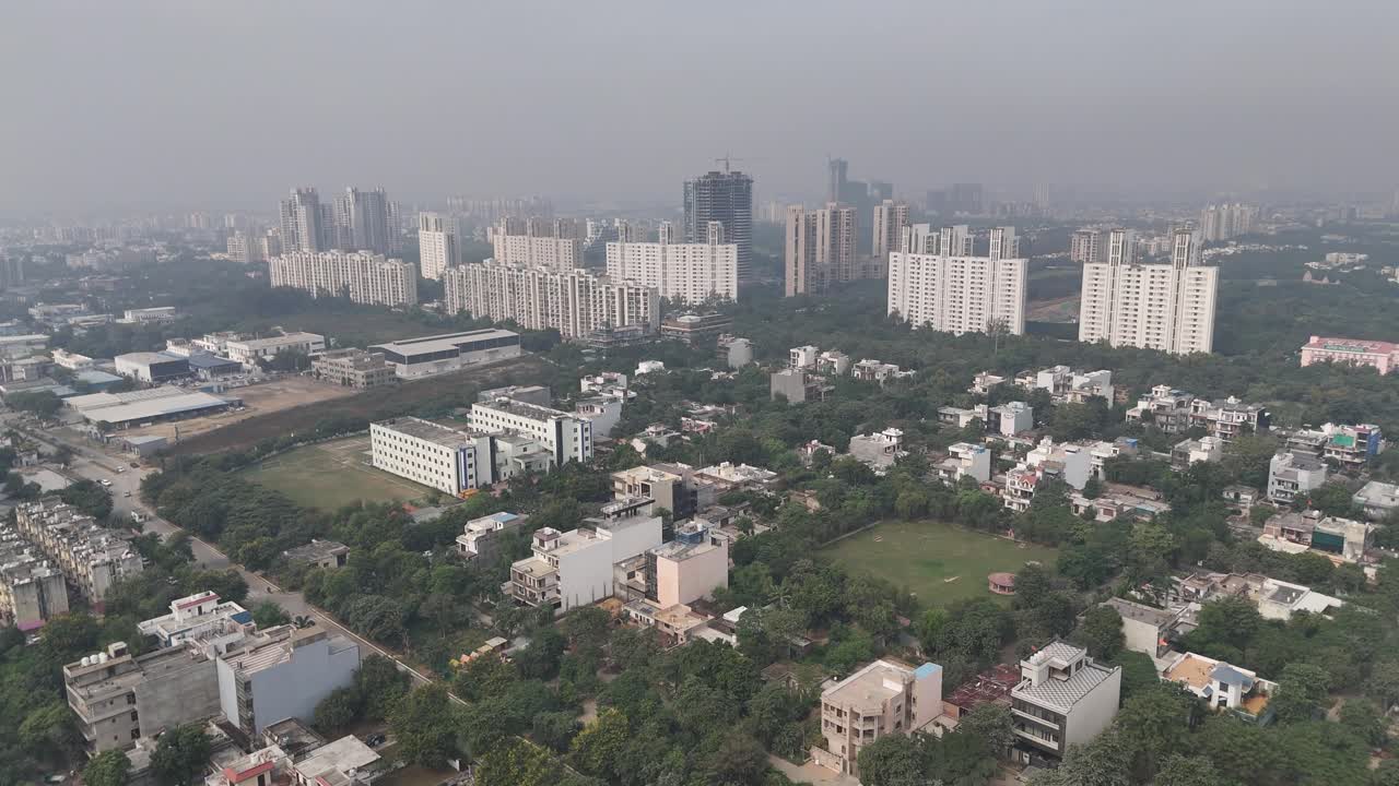 Le riprese aeree di Greater Noida mettono in risalto le sue strade pulite, le aiuole spartitraffico verdi e le township di nuova costruzione