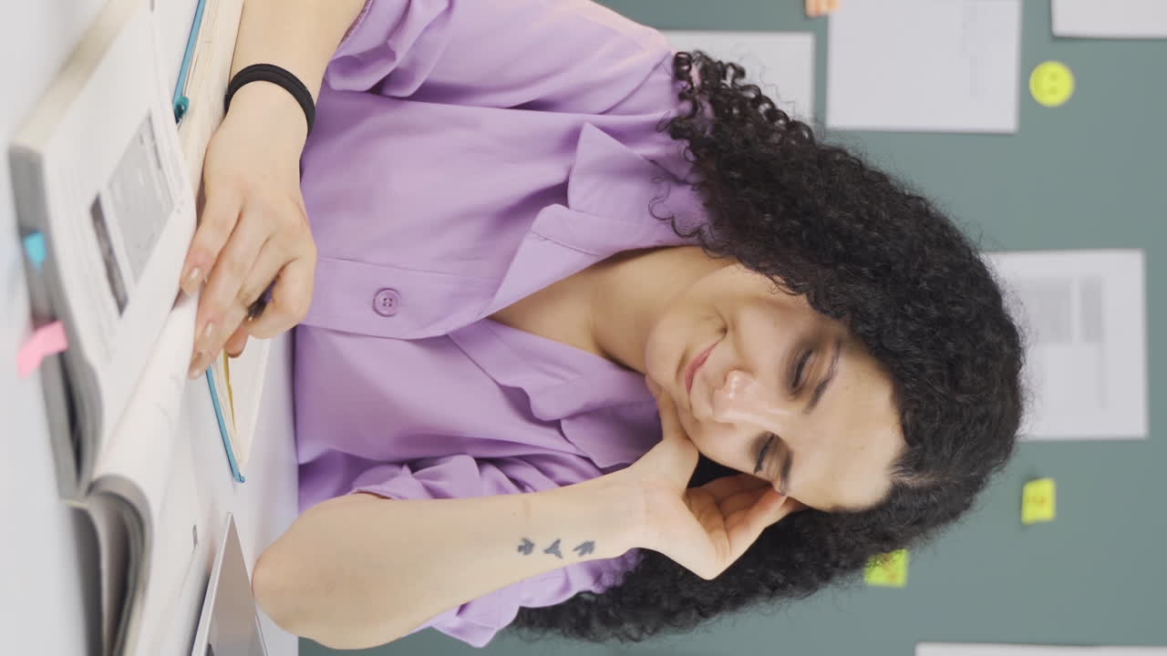 Video verticale di studentessa che studia infelice