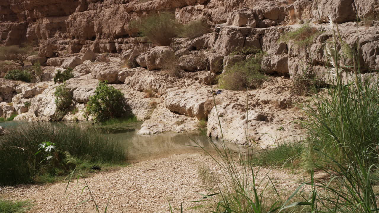 las piscinas turquesas del cañón wadi shab en omán, plano amplio de mano