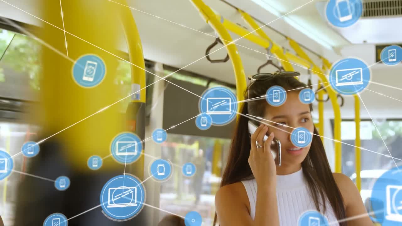 스마트 폰을 사용하는 두 인종 여성에 대한 아이콘과 연결 네트워크의 애니메이션