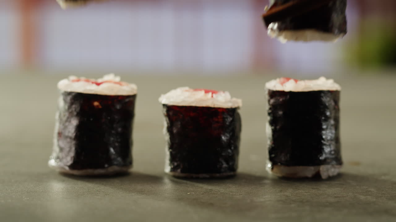 Thunfisch-Sushi mit Essstäbchen