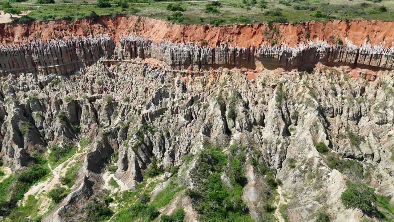 Luanda, Angola yakınlarındaki Ay Gözlem Noktası'nın (Miradouro da Lua) eşsiz kırmızı kayalıklarının ve aşınmış oluşumlarının sinematik drone çekim görüntüsü