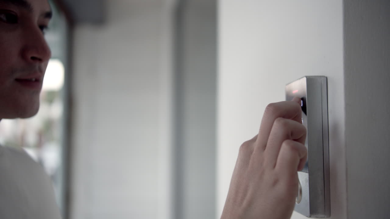 un usuario interactúa con un panel de control inteligente en un entorno de oficina moderno que muestra la facilidad de las interacciones digitales.