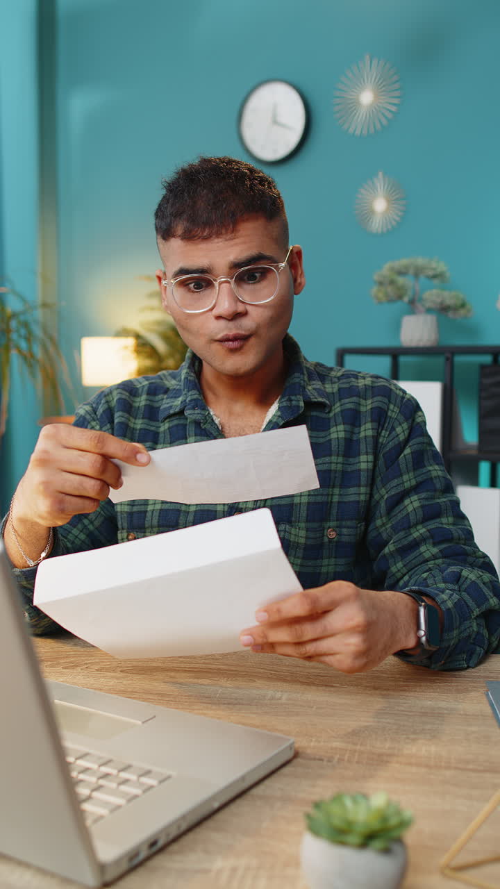 homem indiano carta de envelope aberto ler-o sentir-se feliz crescimento de carreira avanço promoção empréstimo bancário aprovar