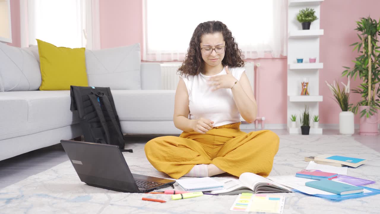 estudiante mujer maloliente.
