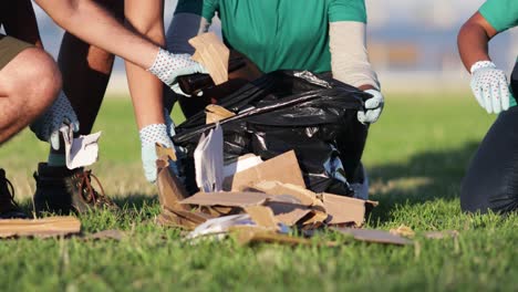 disparo recortado de personas clasificando basura