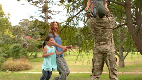 Soldado-Feliz-Reunido-Con-Su-Familia