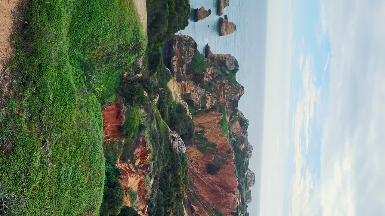 playa de camilo en el algarve, portugal con el mar turquesa en el fondo