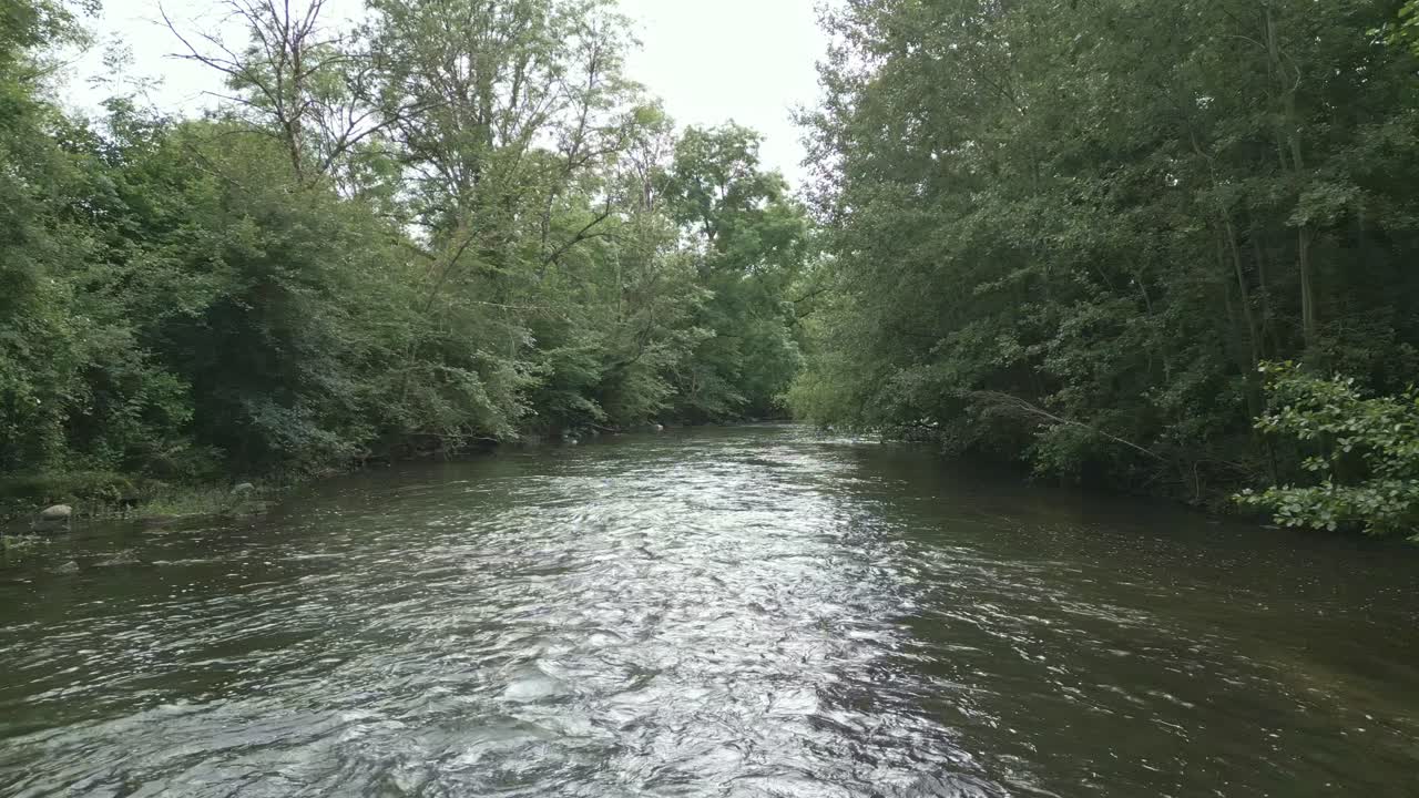Movimento aereo lungo il fiume Sarthe a Les Toyères, Saint Pierre des Nids, Francia