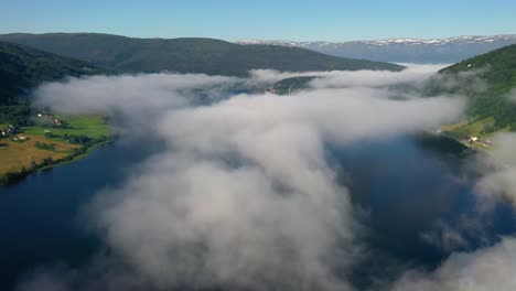 imágenes aéreas de la hermosa naturaleza de noruega sobre las nubes.