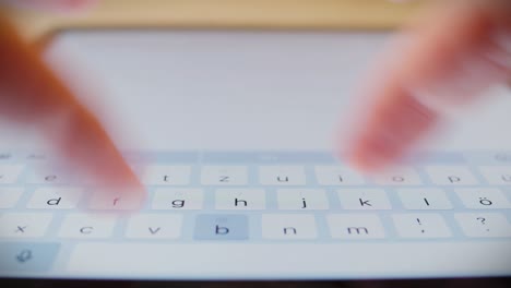 Mujer-De-Negocios-Escribiendo-En-El-Teclado-De-La-Tableta---Primer-Plano