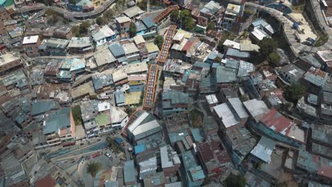 Drone-Aéreo-Sobrevolando-Comuna-13-Barrios-Marginales-En-La-Ciudad-De-Medellín,-Colombia,-Sudamérica