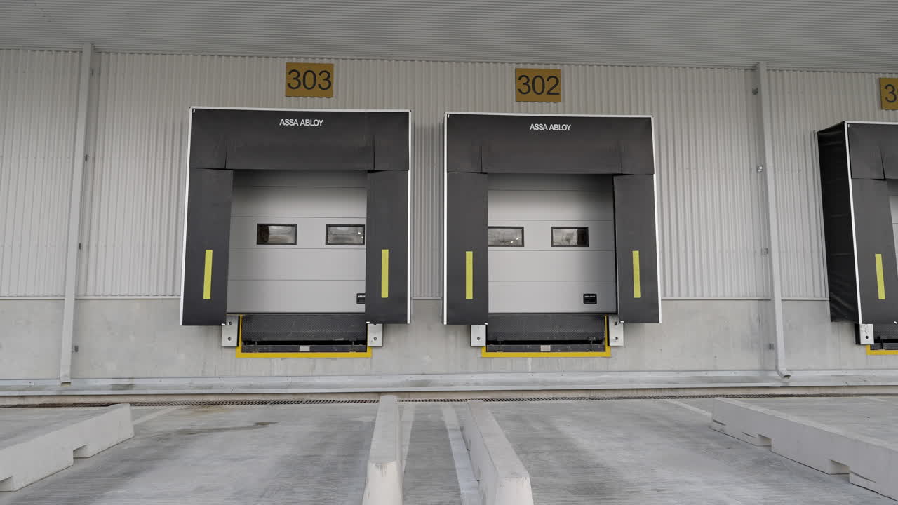 유통 창고에서 도크 로딩 시스템의  ⁇ 을 드러 ⁇ 니다.