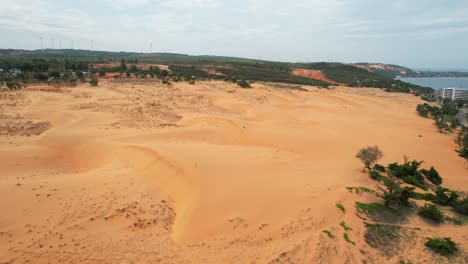 Antena-Que-Rodea-Un-Paisaje-Desértico-De-Dunas-De-Arena-Roja-En-Mui-Ne-Vietnam