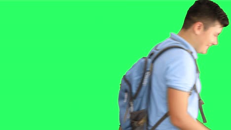 escolar feliz mostrando los pulgares hacia arriba en la pantalla verde 1