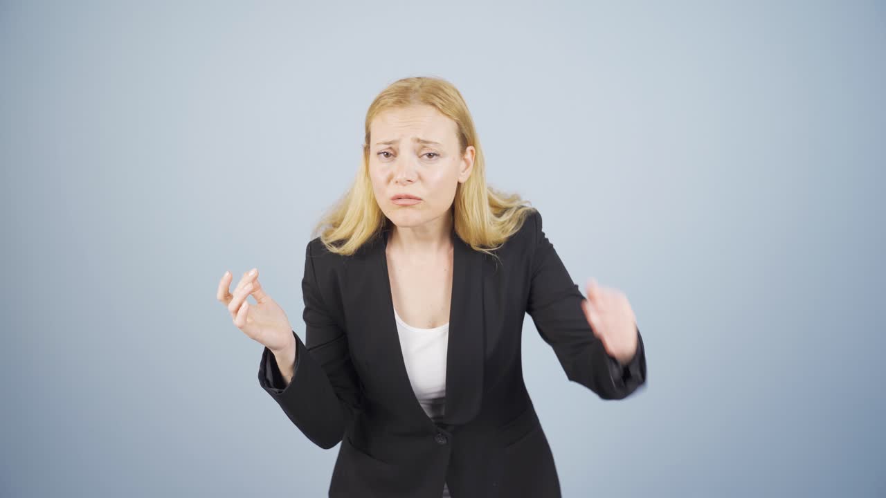 피부에 주름이 있는 사업가 여성이 짜증이 납니다.