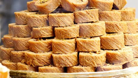 postre árabe baklava en un plato