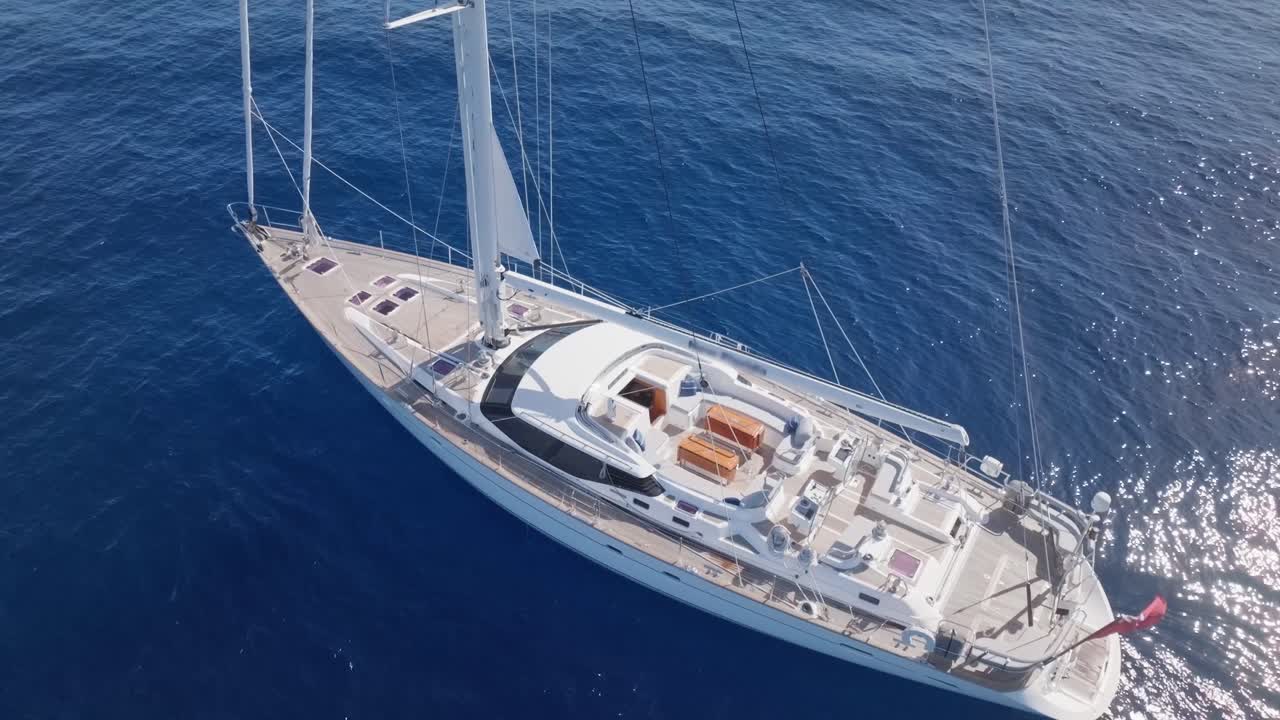 Ripresa aerea dall'alto di un lussuoso yacht a vela sul mare blu durante una giornata di sole - Oyster New Florida.