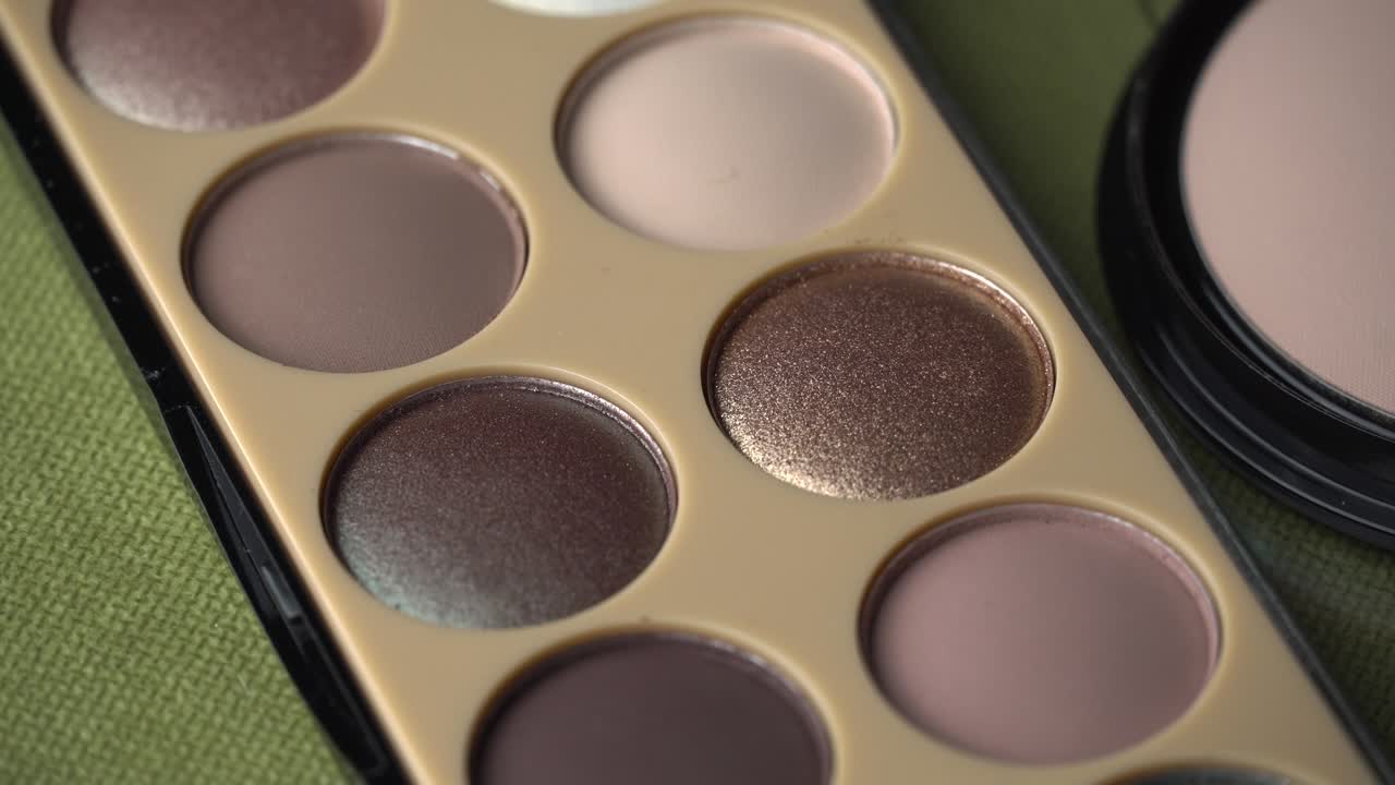 la sombra de los ojos brillantes gira contra un fondo negro