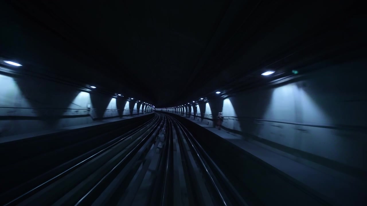 Vista dall'interno di un treno della metropolitana in movimento in una galleria buia
