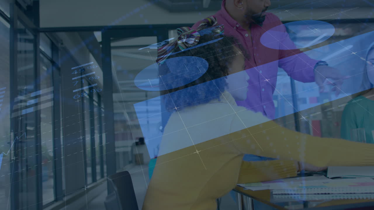 animación de la interfaz infográfica sobre diversos compañeros de trabajo discutiendo informes en la oficina.