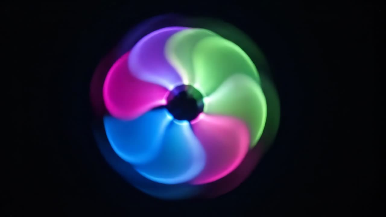 Lebendige LED-Lichtspuren, die auf schwarzem Hintergrund rotieren