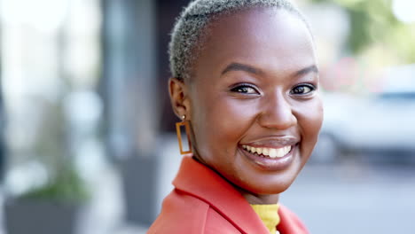 Ciudad,-Sonrisa-Y-Rostro-De-Mujer-Negra-De-Negocios