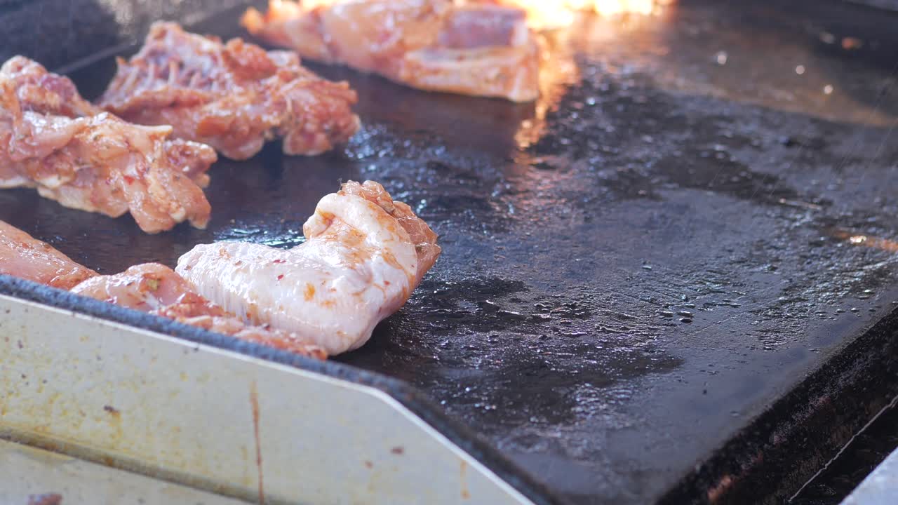 뜨거운 접시에 고기를 요리