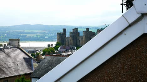 Dachspitze-Des-Wohnhauses-Im-Hafen-Von-Conwy-Castle-über-Dem-Stadtbild-Dolly-Links