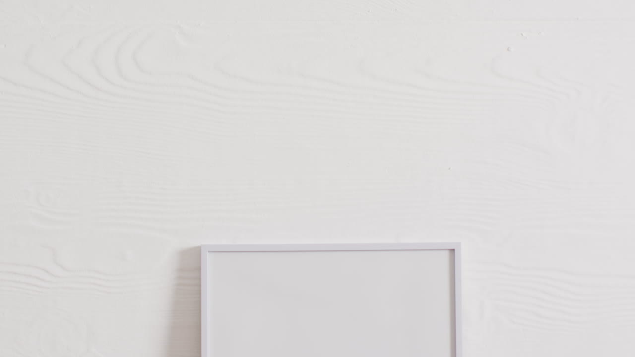 marco blanco con espacio de copia en fondo blanco y pared blanca