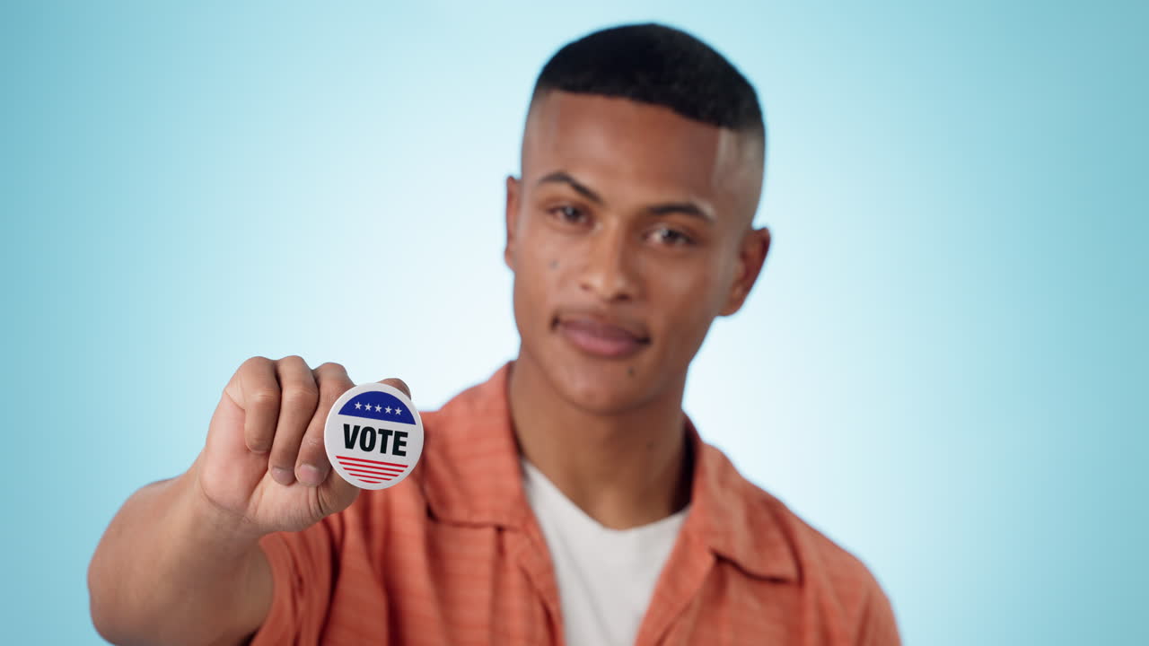 Uomo, voto e distintivo in mano per la politica