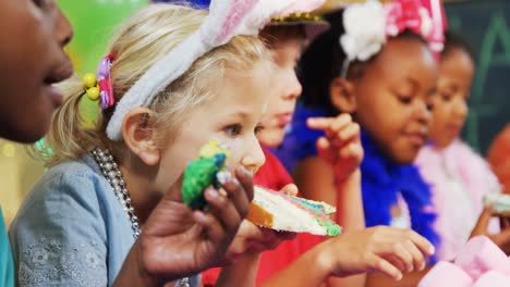los niños tienen pastel durante la fiesta de cumpleaños 4k