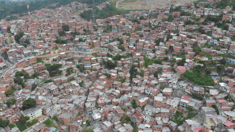 comuna 13, medellin, colombia에 있는 붐비는 집과 건물의 조감도