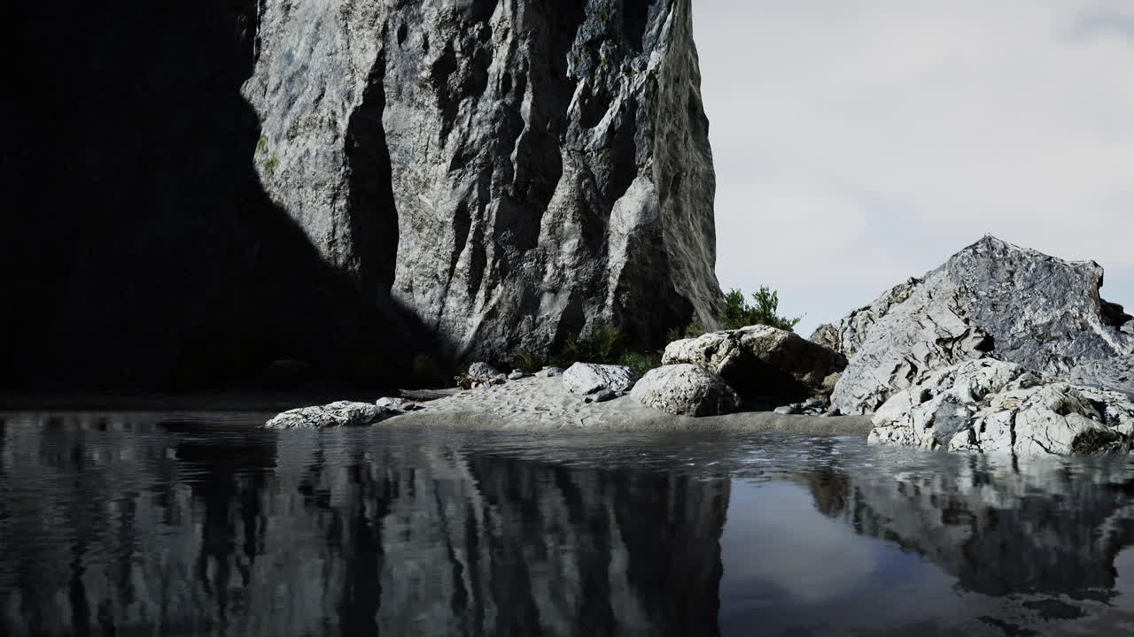 바다 속 에 산 들 이 있는 거친 바위 절벽