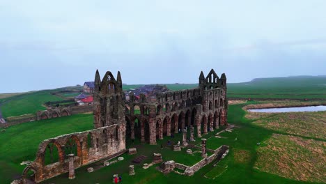 l'abbaye de whitby est maintenant abandonnée et formellement une abbaye bénédictine. elle est située sur la côte est de l'angleterre.