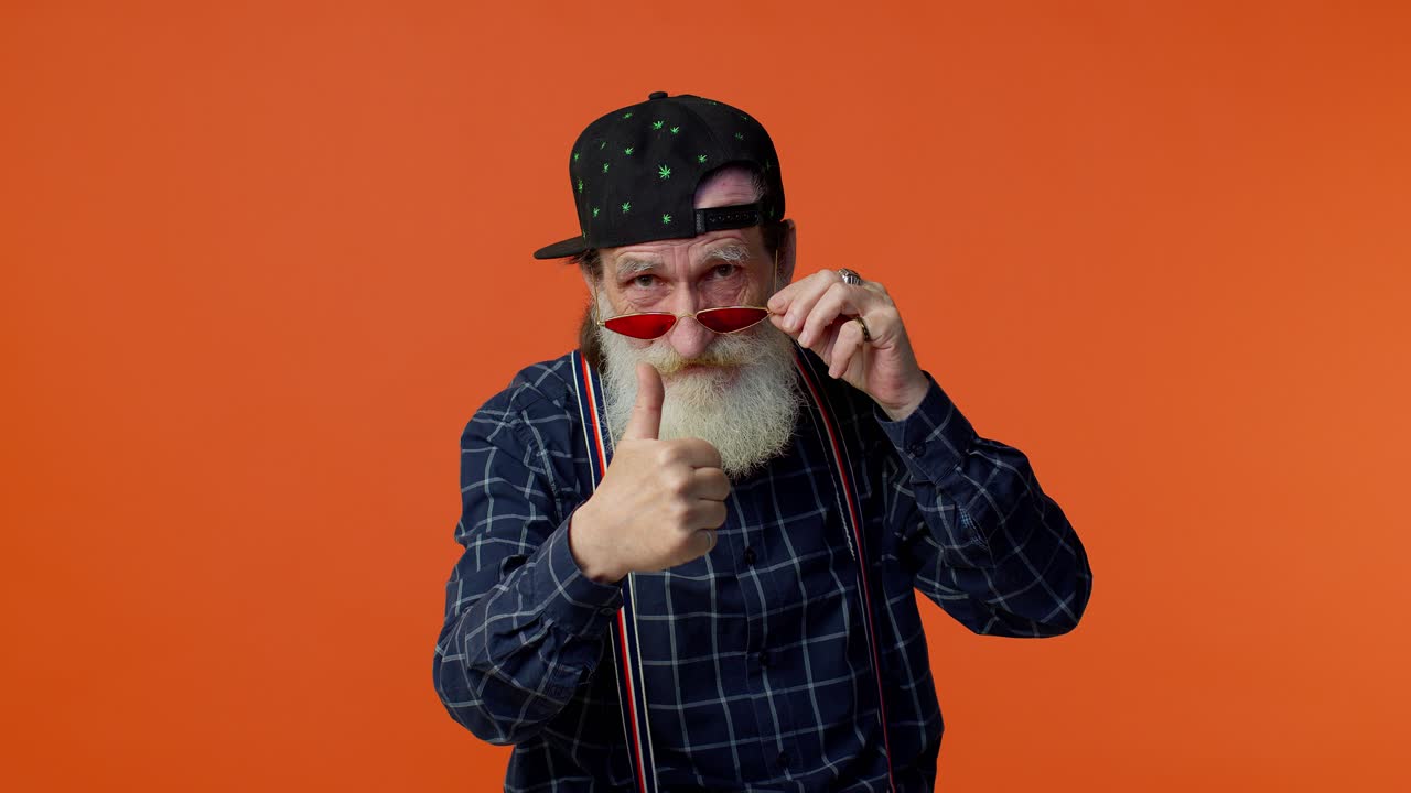 viejo abuelo barbudo maduro mostrando los pulgares hacia arriba y asintiendo con la cabeza en aprobación, buen trabajo exitoso