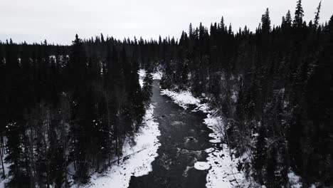 Langsam-Gefrorener-Fluss-4k-Drohnenaufnahme-Wahrzeichen-Gefrorenes-Winterwasser-Pisew-Kwasitchewan-Falls-Wasserfall-Provinzpark-Thompson-Manitoba-Kanada