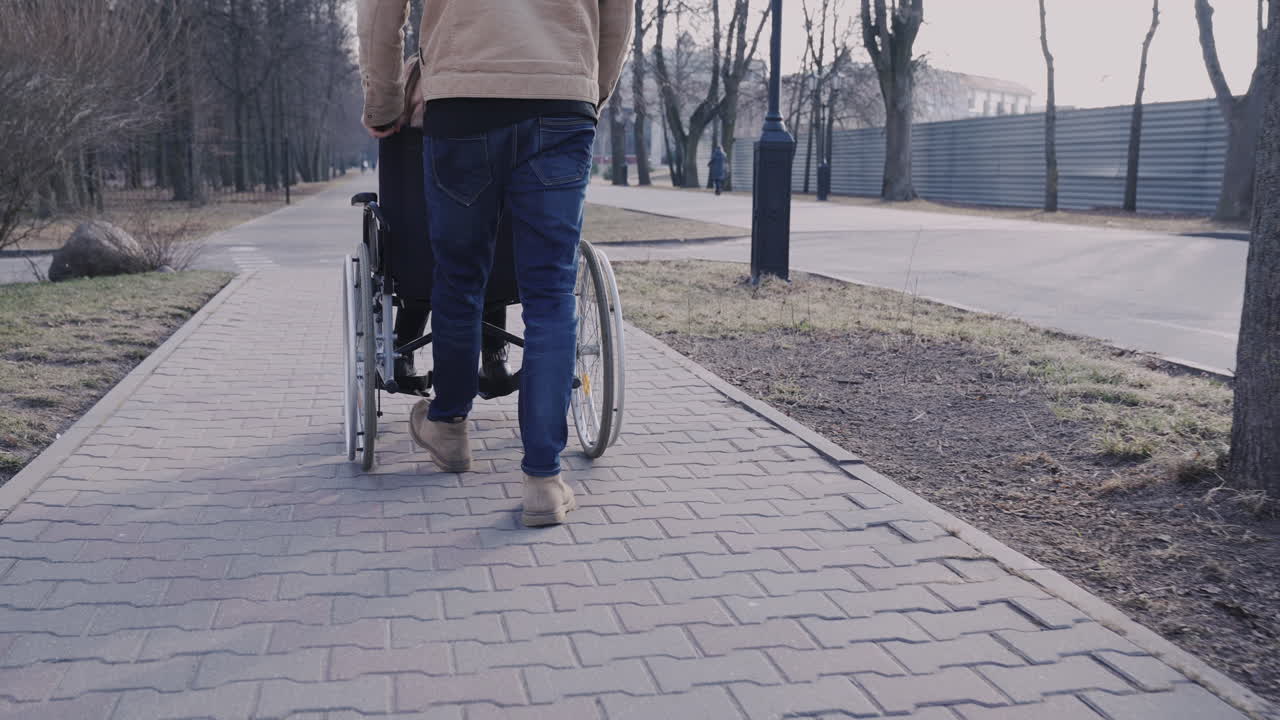 grupo de amigos con ropa elegante sosteniendo bengalas y 2022 números globos dorados en la calle después de la fiesta de año nuevo