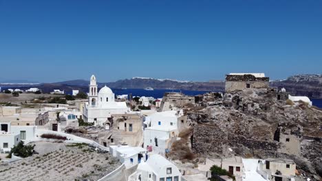 imágenes aéreas de oia, santorini famosas casas blancas y cúpulas azules en el borde del acantilado y la laguna azul