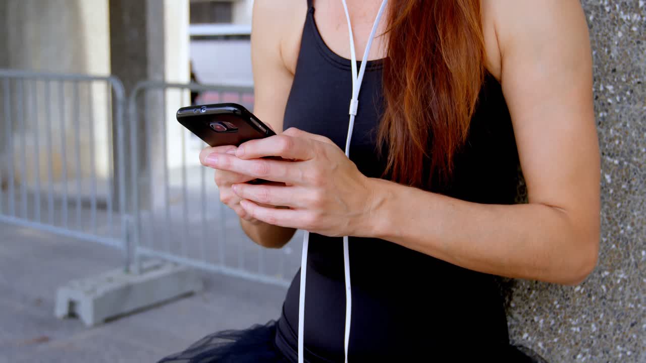bailarina de ballet usando un teléfono móvil 4k